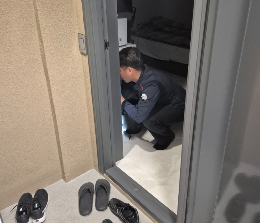 세스코 직원이 관리자와 함께 방역 방문