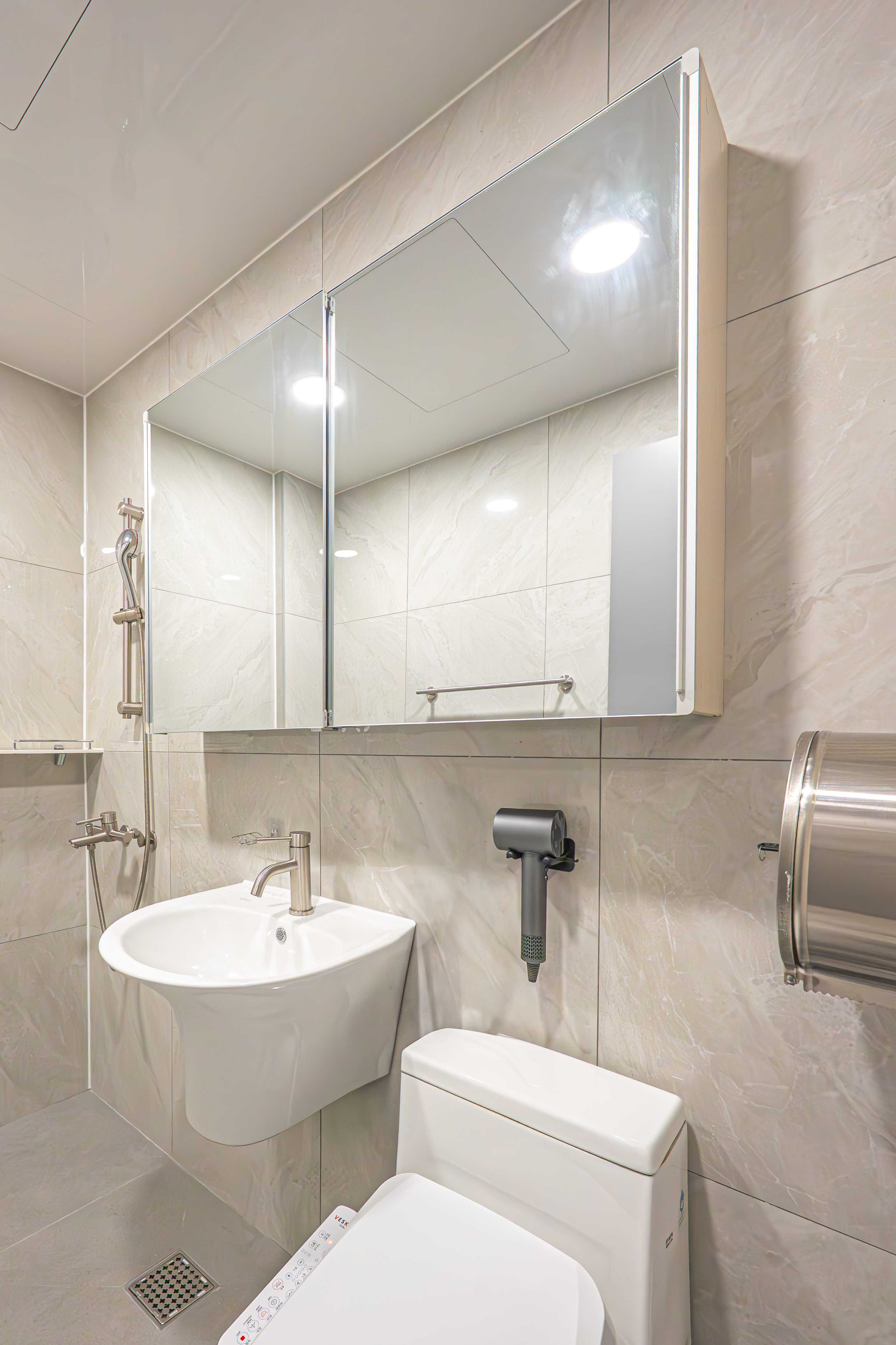 전용 욕실 - 비데, 세면대, 샤워