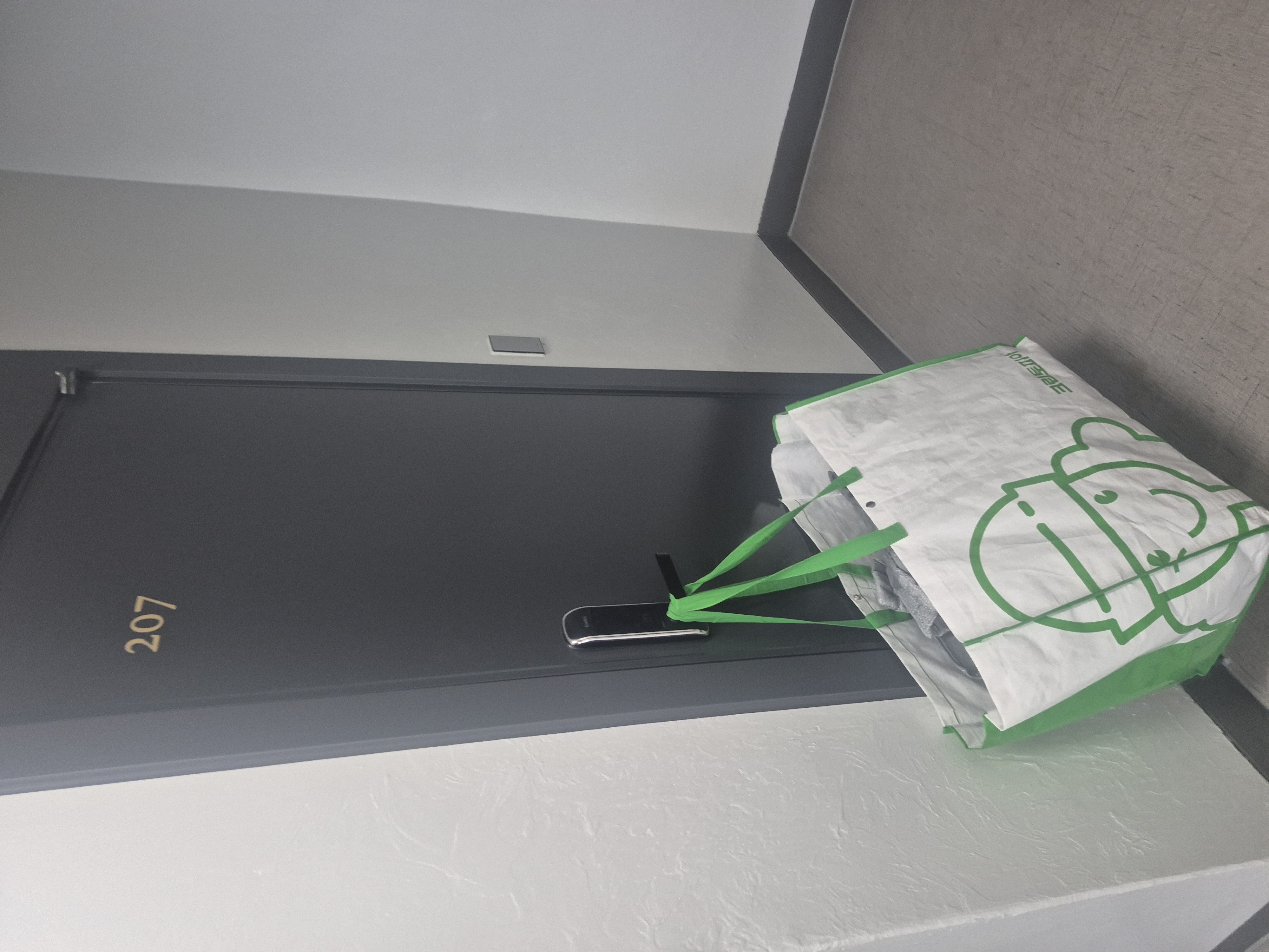 문 앞에 걸어드리는 사진